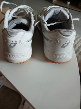 Zapatillas Asics Beige y Blancas