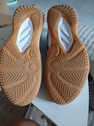 Zapatillas Asics Beige y Blancas