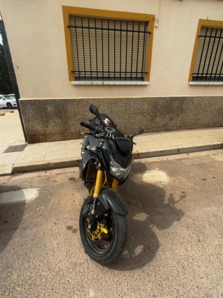 Kawasaki Z750 Naked Negra y dorada