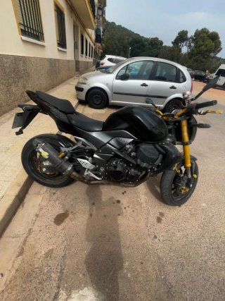Kawasaki Z750 Naked Negra y dorada