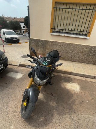 Kawasaki Z750 Naked Negra y dorada