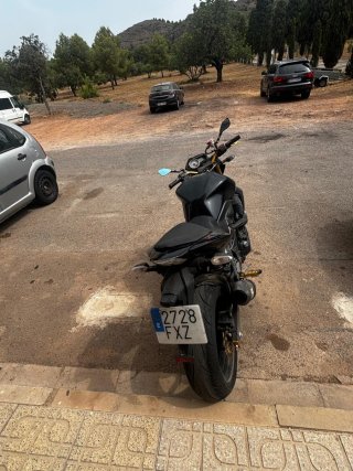 Kawasaki Z750 Naked Negra y dorada