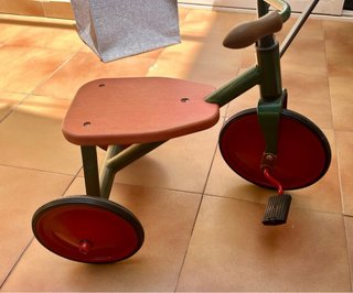 Triciclo antiguo de madera y metal