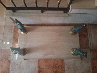 Mesa baja cristal con delfines dorados