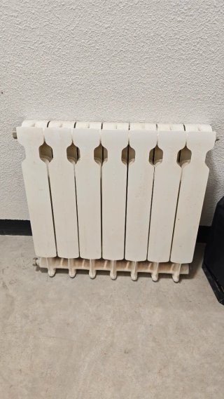 Radiador de pared blanco