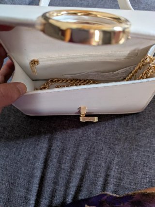 Bolso blanco Stradivarius con cadena dorada