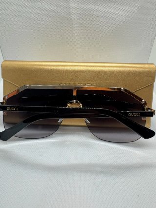 Gafas de sol Gucci negras y doradas