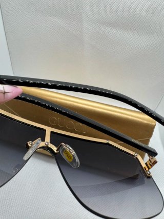 Gafas de sol Gucci negras y doradas