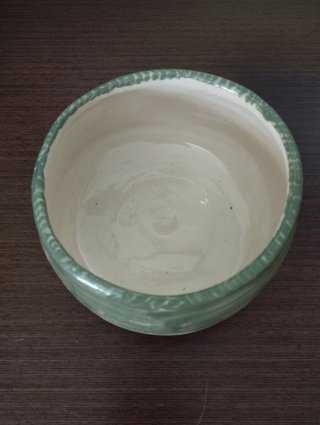 Pieza de alfarería artesanal verde