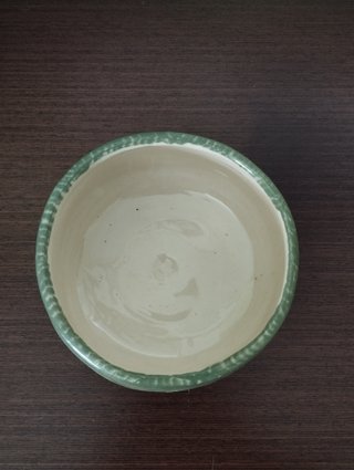 Pieza de alfarería artesanal verde