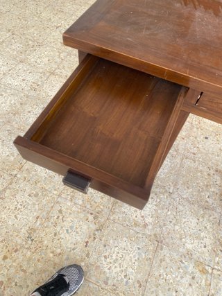 Escritorio de madera clásico