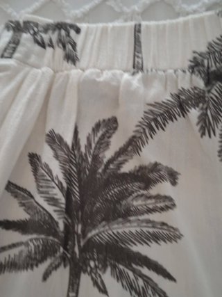 Pantalón de verano blanco estampado palmeras