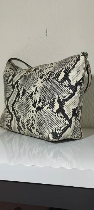 Bolso Guess estampado serpiente