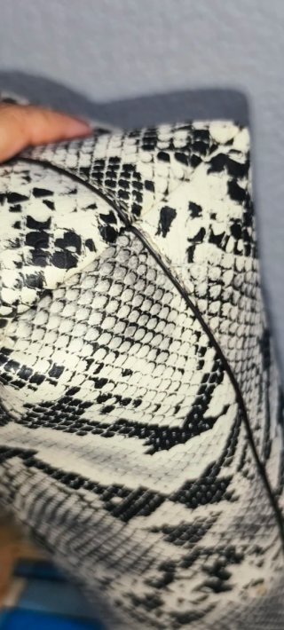 Bolso Guess estampado serpiente