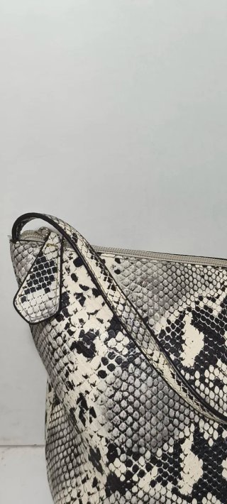 Bolso Guess estampado serpiente