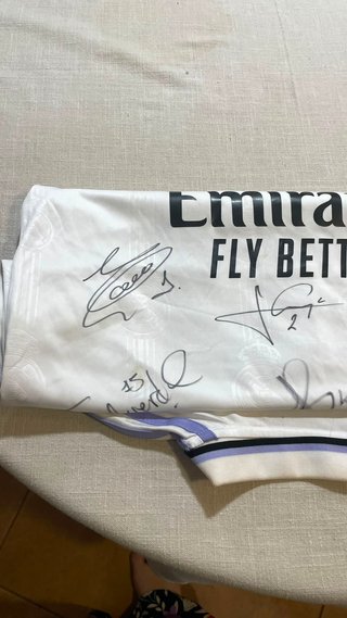 Camiseta Real Madrid Firmada por Plantilla 22-23