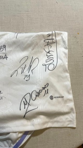 Camiseta Real Madrid Firmada por Plantilla 22-23
