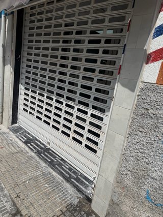 Persiana metálica eléctrica con mando y llave