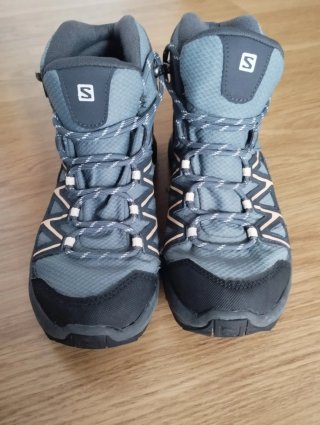 Botas de montaña Salomon grises y negras