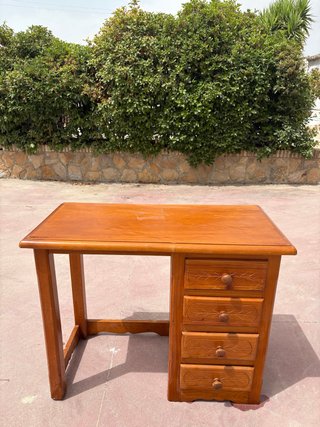Escritorio de madera rústico con cajones