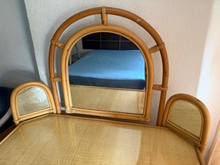 Sofa y Tocador de ratán con espejo y cajones