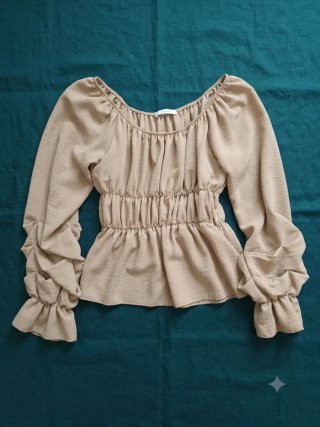 Blusa Sense beige escote elástico manga abullonada