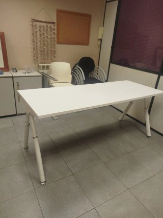 Mesa de oficina blanca y plateada