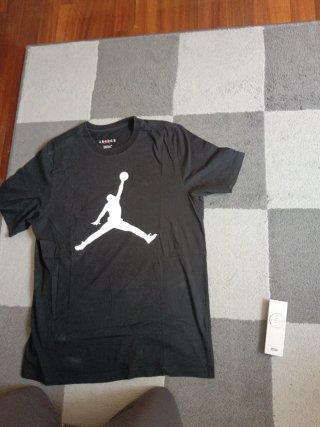 Camiseta Jordan Negra Logo Jumpman Blanco