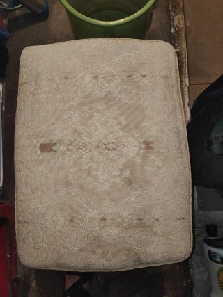 Taburete antiguo para restaurar