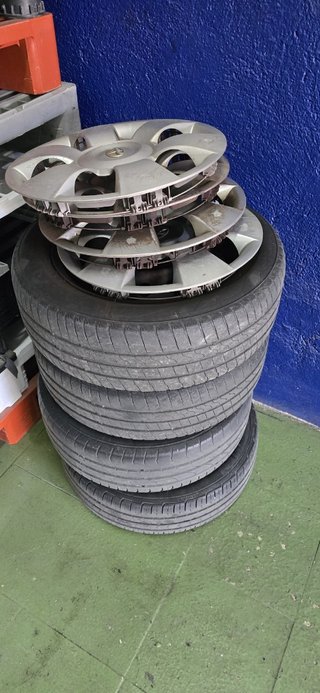 Tapacubos  y Neumáticos con llantas, Toyota Yaris
