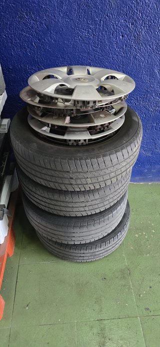 Tapacubos  y Neumáticos con llantas, Toyota Yaris