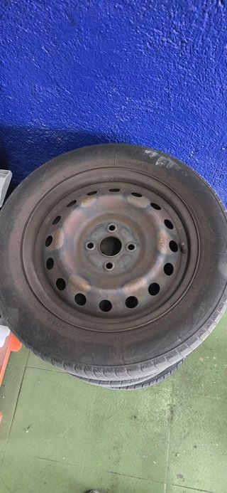 Tapacubos  y Neumáticos con llantas, Toyota Yaris