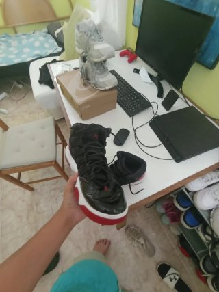Zapatos Deportivos Negros y Rojos
