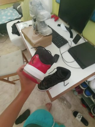Zapatos Deportivos Negros y Rojos