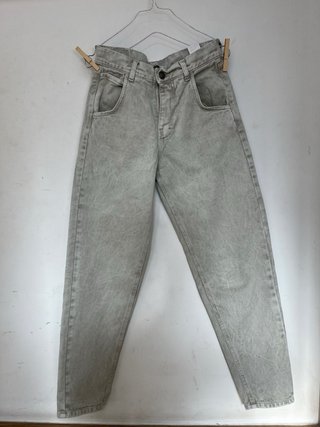 Pantalón Kaotiko Mom Fit Gris Talla 34