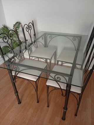 Mesa y 4 sillas de forja y cristal