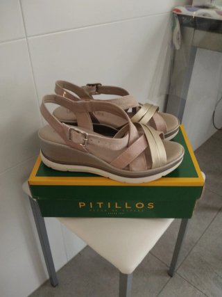 Sandalias Pitillos de Piel en beige y Dorado