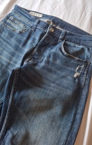 Pantalón vaquero Zara T.40 desgastado