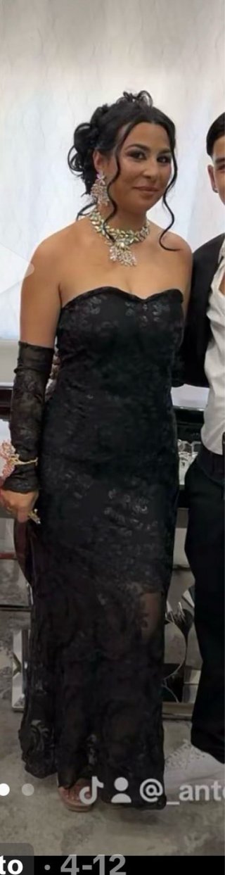 Vestido largo negro elegante con complemento