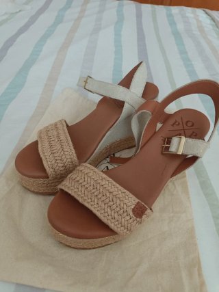 Sandalias cuña Popa beige y chanclas cuña Popa