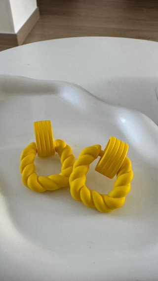 Orecchini cerchio gialli intrecciati