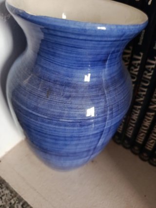 Jarrón de cerámica azul y blanco