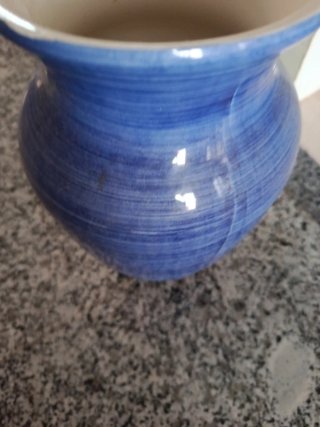 Jarrón de cerámica azul y blanco