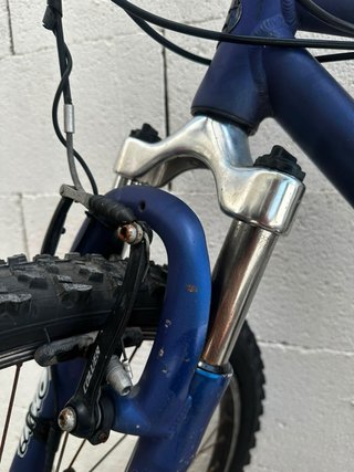 Bicicleta de Montaña Azul y Negra
