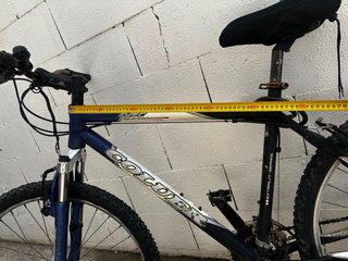 Bicicleta de Montaña Azul y Negra