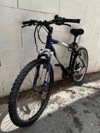 Bicicleta de Montaña Azul y Negra