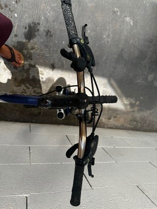 Bicicleta de Montaña Azul y Negra