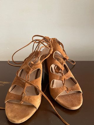 Sandalias tacón marrón con cordones