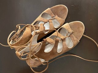 Sandalias tacón marrón con cordones