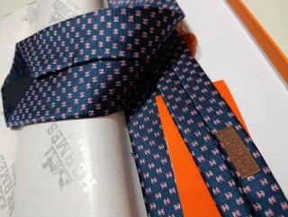 Corbata Hermès azul y rosa
